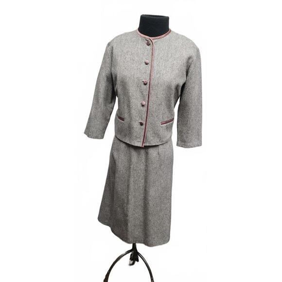 Charming Vintage Women's Skirt Suit in Soft Gray Tweed - Picture 1 of 5